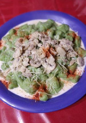 Una foto de Ñoquis de espinaca con crema y champiñones