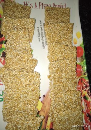 तिल की चिक्की(Til ki chikki recipe in Hindi) रेसिपी मुख्य फोटो