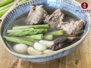 【老菜脯蘆筍蒜頭排骨湯】小滿節氣燉湯，消暑清爽