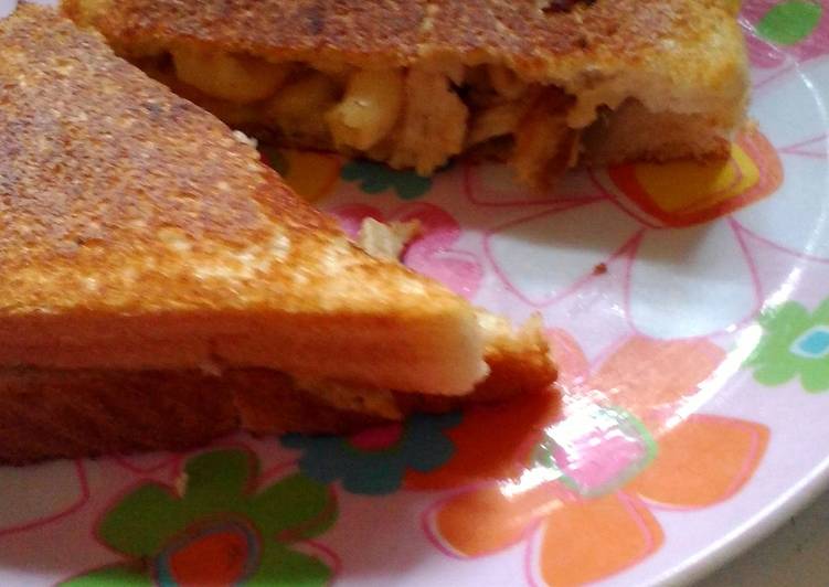 Grilled Mac n' Cheese w/ Chicken (leftover Easter dinner  solution) Grilled Mac n' Cheese w/ Chicken (leftover Easter dinner  solution)
