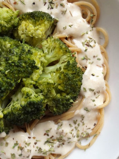 Una foto de Pasta con brócoli y salsa de anacardos