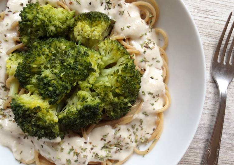 Pasta con brócoli y salsa de anacardos