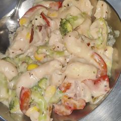 A picture of Alfredo (white sauce) Macaroni.