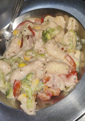 A picture of Alfredo (white sauce) Macaroni.