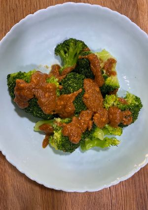 Una foto de Brócoli con salsa de cacahuete