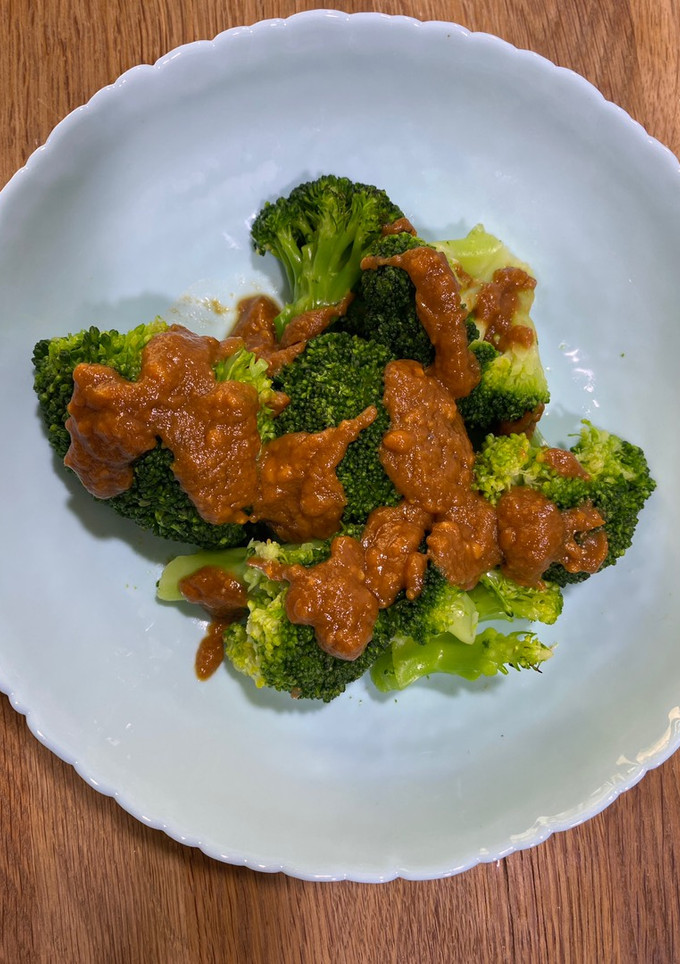 Una foto de Brócoli con salsa de cacahuete