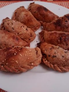 Una foto de Empanadas con relleno de porotos y verduras salteadas