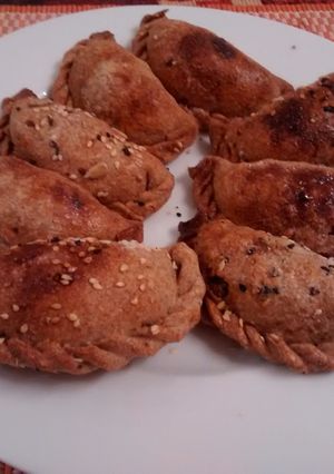 Una foto de Empanadas con relleno de porotos y verduras salteadas