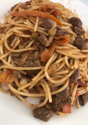 Una foto de Espaguetis con vegetales y carne de res 🥩