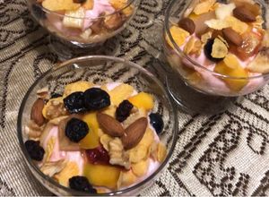 Una foto de Helado frutal con yogurt, frutas y topping: deli 🍨