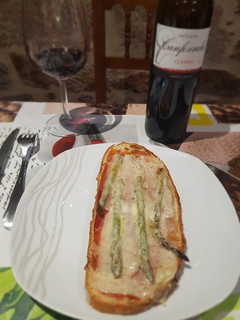 Una foto de Tosta de espárragos y jamón