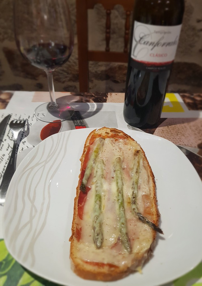Una foto de Tosta de espárragos y jamón
