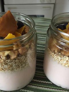 Una foto de Yogurt, avena y frutos secos