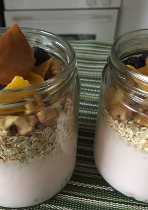 Una foto de Yogurt, avena y frutos secos