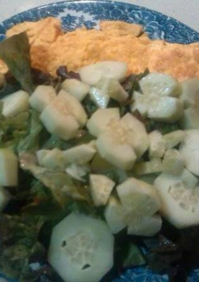 Una foto de Tortilla de yema con ensalada