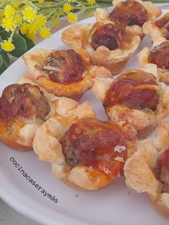 Una foto de Aperitivo de albóndigas en hojaldre