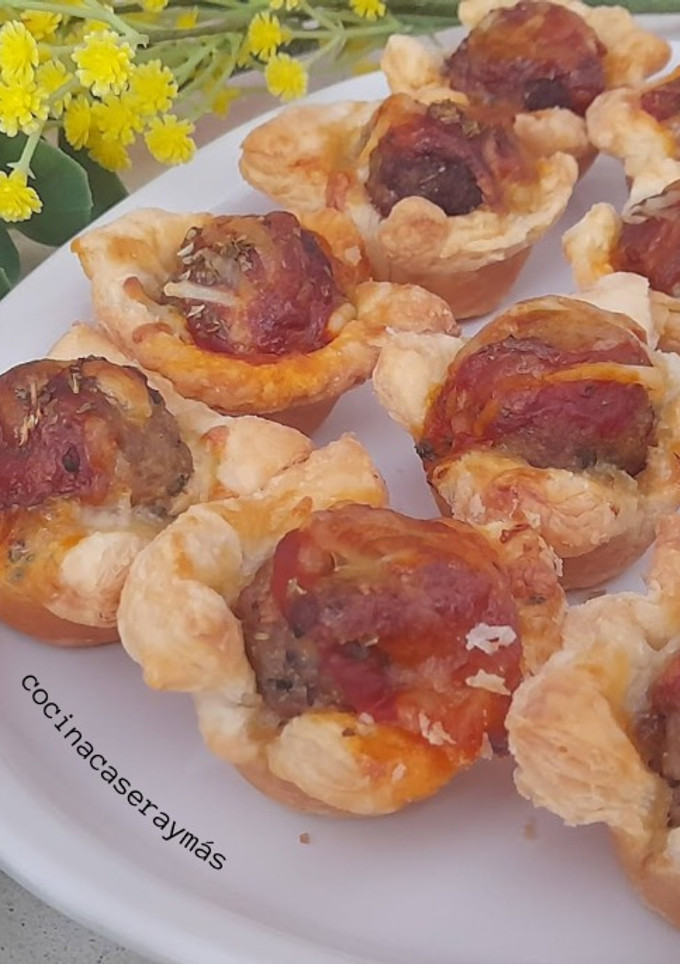 Una foto de Aperitivo de albóndigas en hojaldre