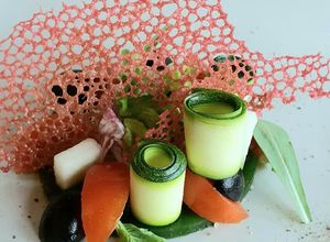 Foto di Insalata su gelatina di basilico,menta e cialda croccante