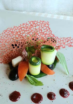 Foto di Insalata su gelatina di basilico,menta e cialda croccante