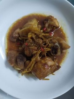 Hình của món Gà kho gừng.