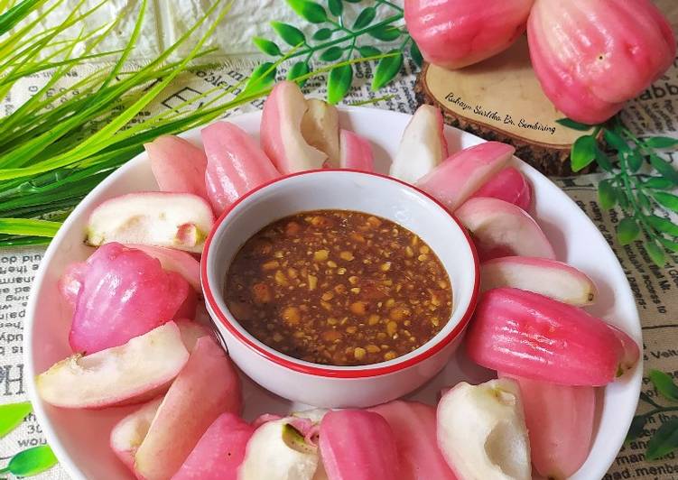 Bagaimana Menyiapkan Rujak Jambu yang Enak