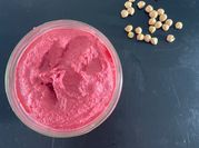 Une photo de houmous betterave