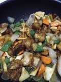 Carne de porco e legumes com molho agridoce