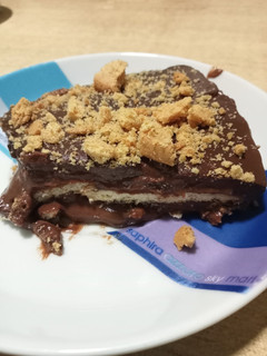 Una foto de Tarta fácil de chocolate y galletas😋