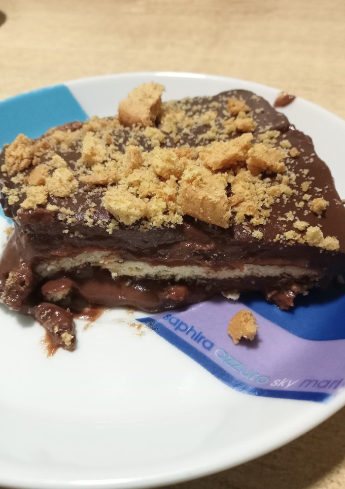 Una foto de Tarta fácil de chocolate y galletas😋