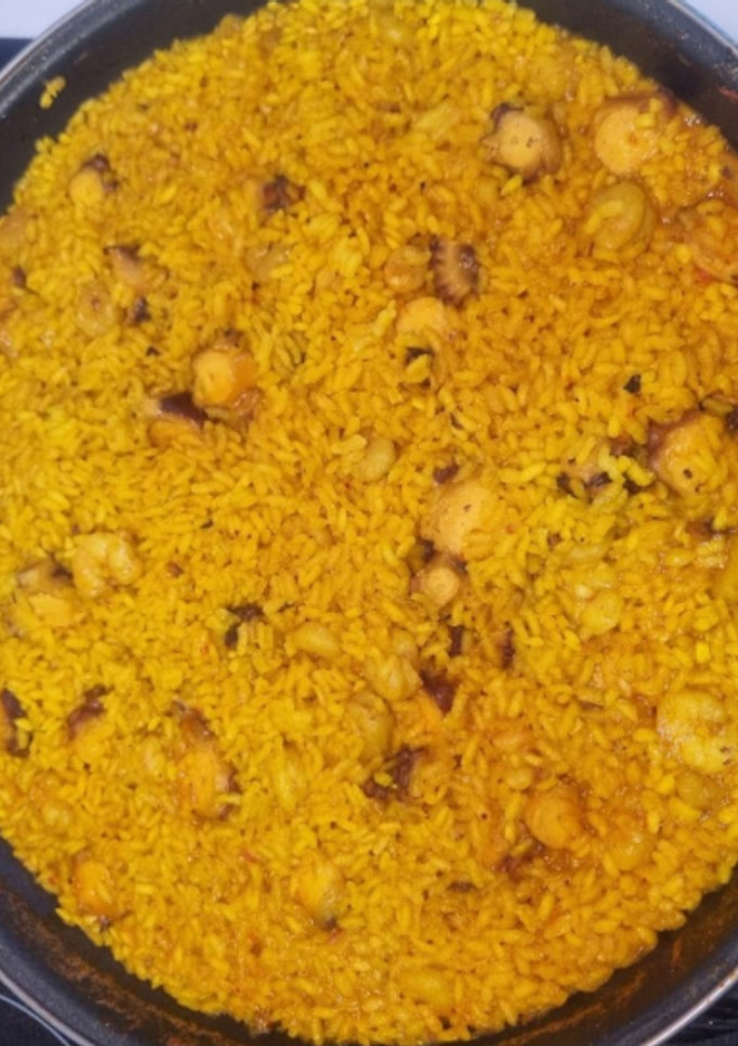 Una foto de Arroz con pulpo y gambas
