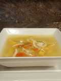 Sopa de pollo con tallarines y crema de pollo Maggi
