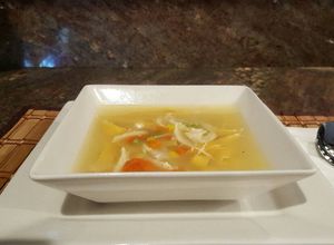 Una foto de Sopa de pollo con tallarines y crema de pollo Maggi