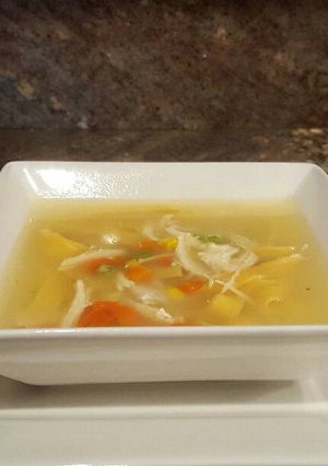 Una foto de Sopa de pollo con tallarines y crema de pollo Maggi