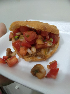 Una foto de Arepa frita con ensalada de pepitona