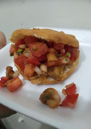 Una foto de Arepa frita con ensalada de pepitona