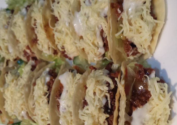 Mini tacos in sweet and spicy sauce