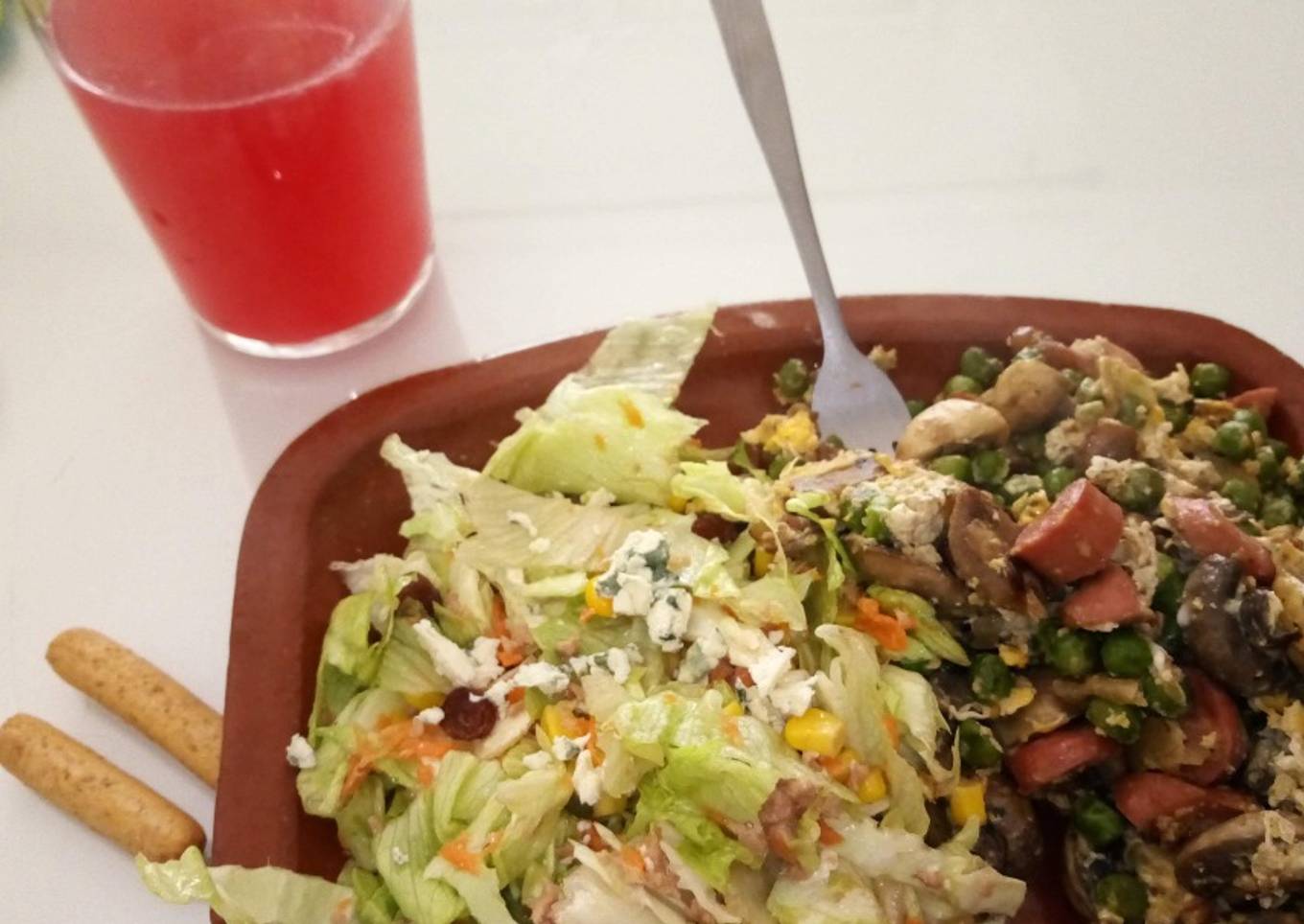 Fin de mes; salteado de salchicha y guisantes con ensalada de roquefort