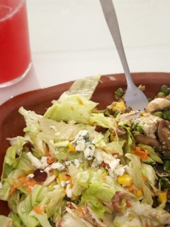 Una foto de Fin de mes; salteado de salchicha y guisantes con ensalada de roquefort