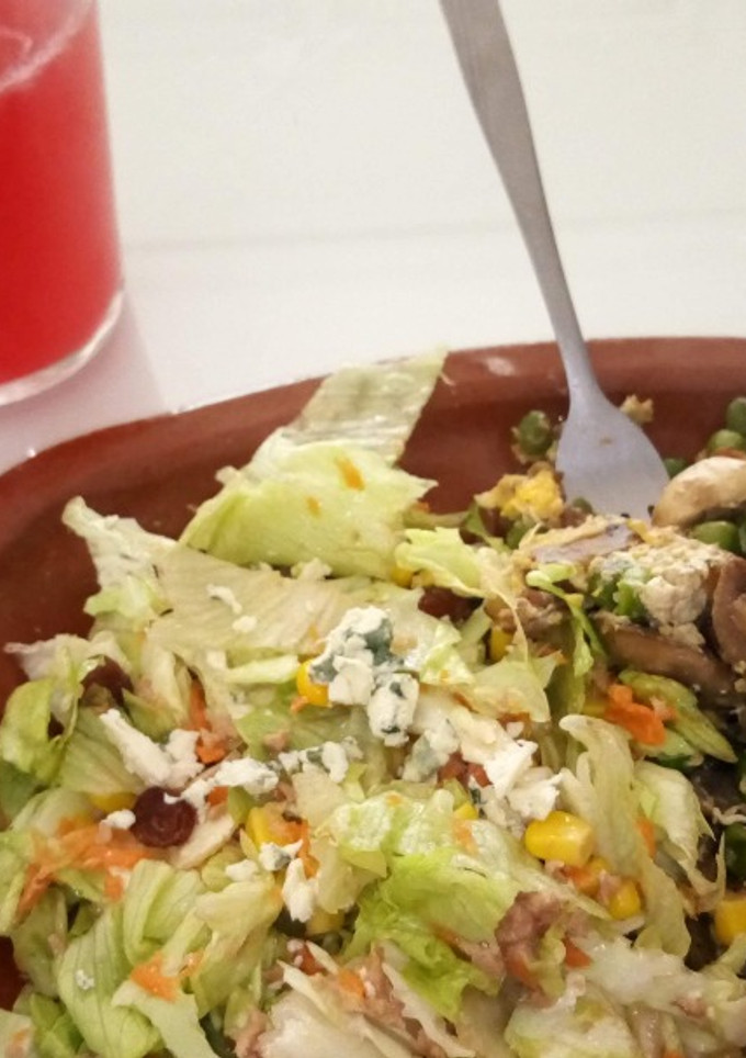 Una foto de Fin de mes; salteado de salchicha y guisantes con ensalada de roquefort
