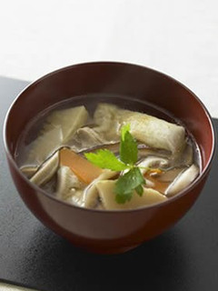 A picture of Chinese-Style Ozouni (Mochi Cake Soup) Flavored With Pure Sesame Oil.