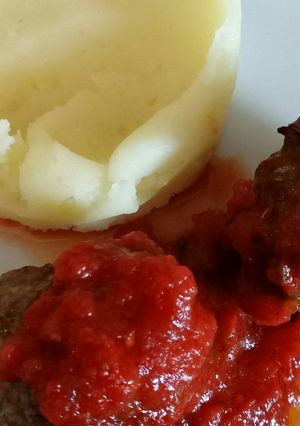 A picture of Polpette in sugo - meatballs in a tomato sauce.