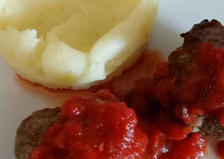 Polpette in sugo - meatballs in a tomato sauce