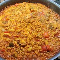 Una foto de Arroz 🥘 con ñoras 🫑 y mariscos 🦀 🦞