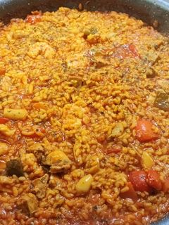 Una foto de Arroz 🥘 con ñoras 🫑 y mariscos 🦀 🦞