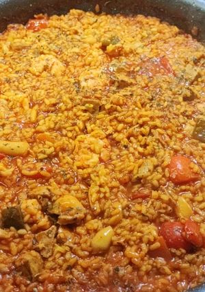 Una foto de Arroz 🥘 con ñoras 🫑 y mariscos 🦀 🦞