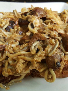 Una foto de Tostada de hongos y gulas