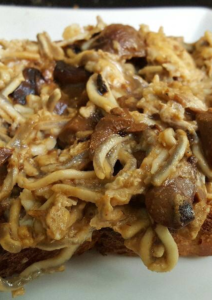 Una foto de Tostada de hongos y gulas