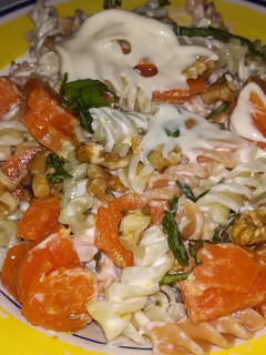 Una foto de Pasta con zanahorias y mayonesa a la albahaca con nueces