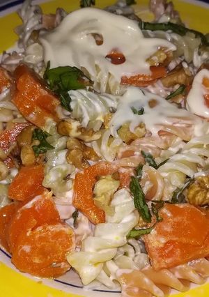 Foto principal de Pasta con zanahorias y mayonesa a la albahaca con nueces