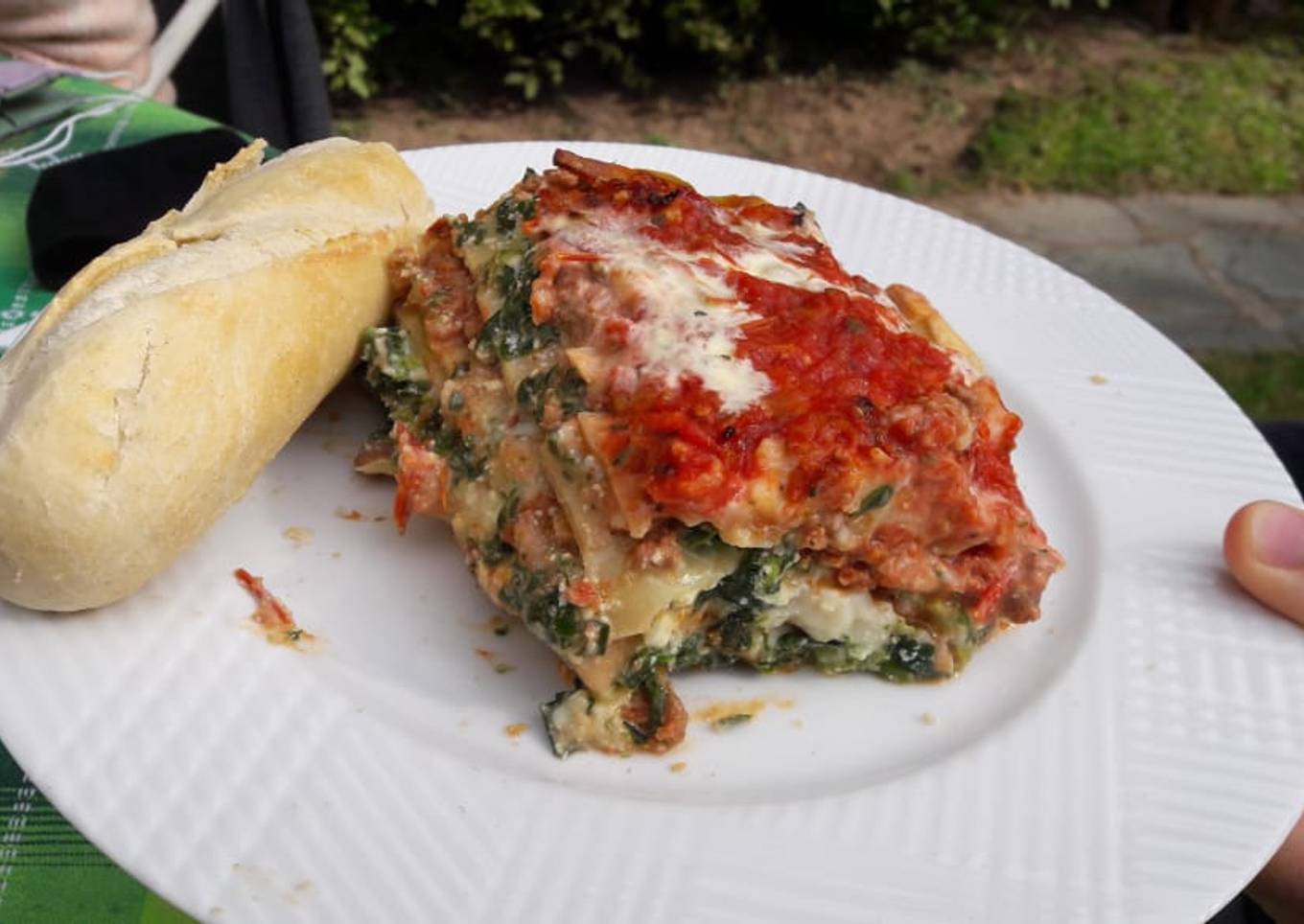 Lasaña mixta doble: carne y espinaca con bolognesa y bechamel